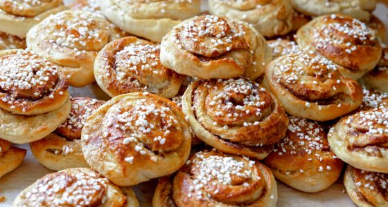 Batch,Of,Freshly,Baked,Homemade,Swedish,Style,Cinnamon,Rolls,/