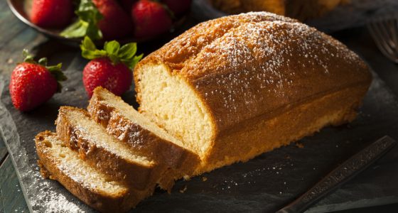 Homemade,Pound,Cake,With,Strawberries,And,Cream
