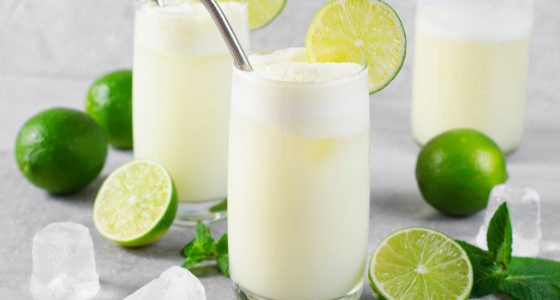 Brazilian,Lemonade,,Refreshing,Creamy,Lemonade,Or,Limeade,With,Lime,Slices