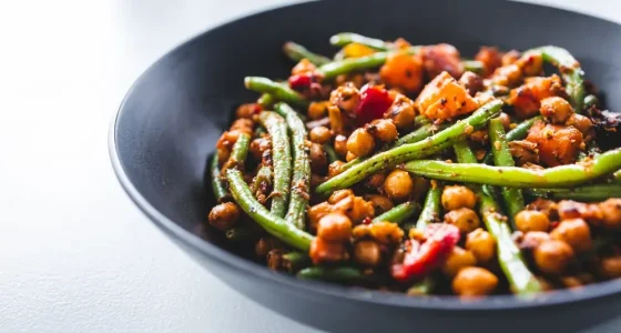 Ljummen kikärtssallad med haricots verts och paprika