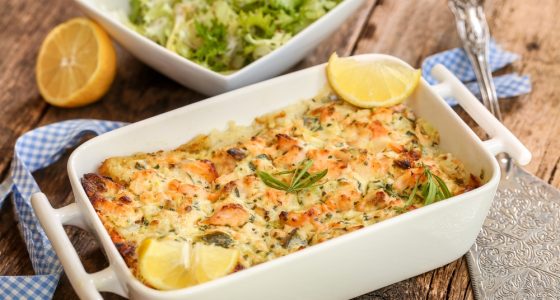 Fiskgratäng med lax och potatismos